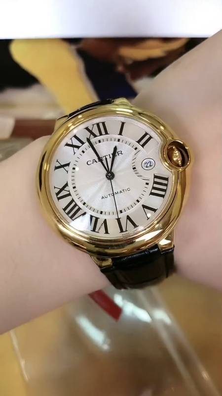 卡地亚男士手表实拍,金色表盘搭配黑色表带很适合时尚搭配