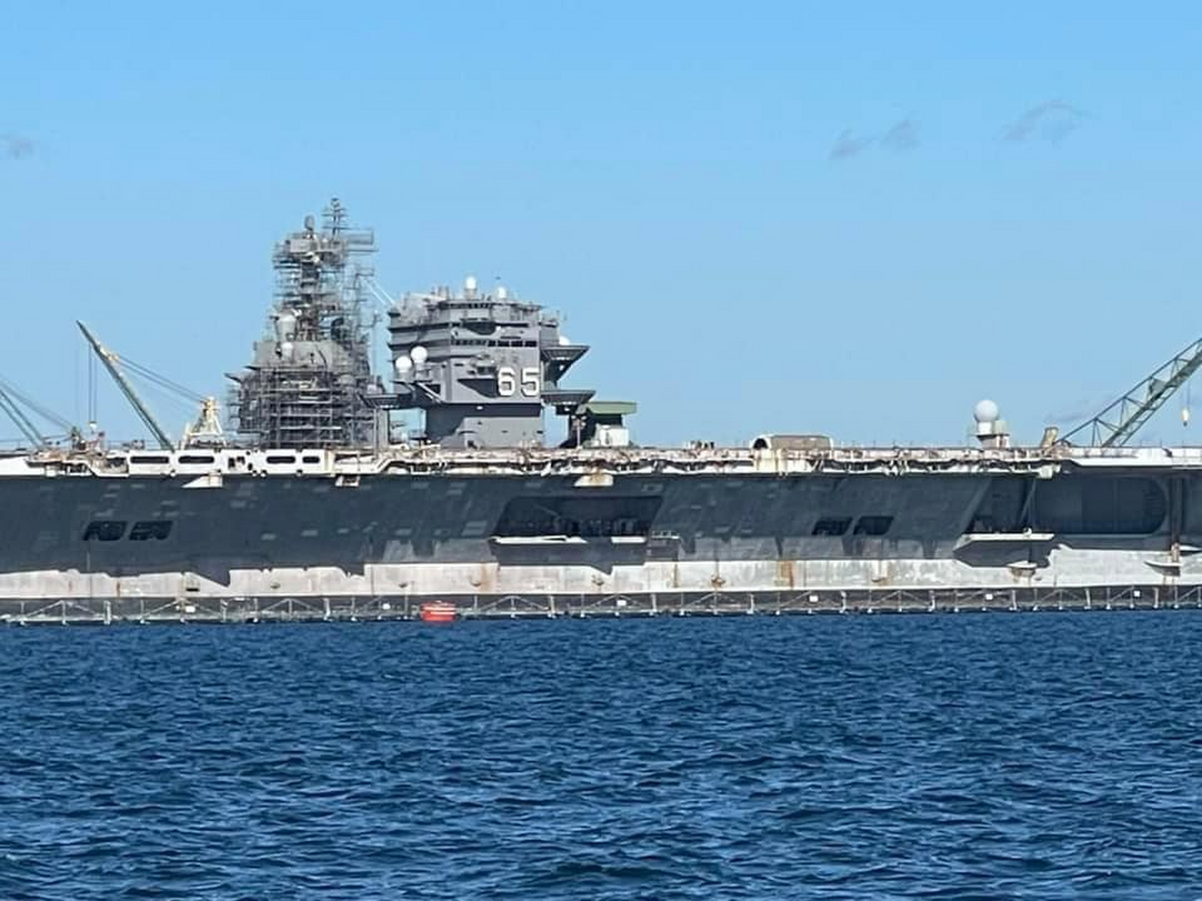 核动力航空母舰企业号uss(cvn-65)安静的躺在船厂 拆船工人小心翼翼的