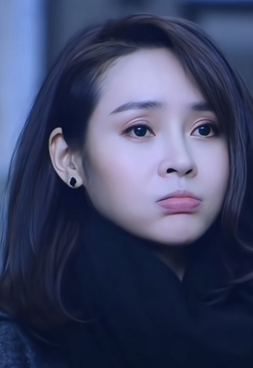 于明加,初识她是在电视剧[门第]里,第一眼不是很惊艳,但却显得特别的