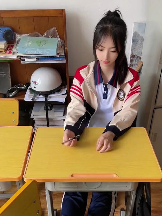 拽掉女生鞋子女同学图片