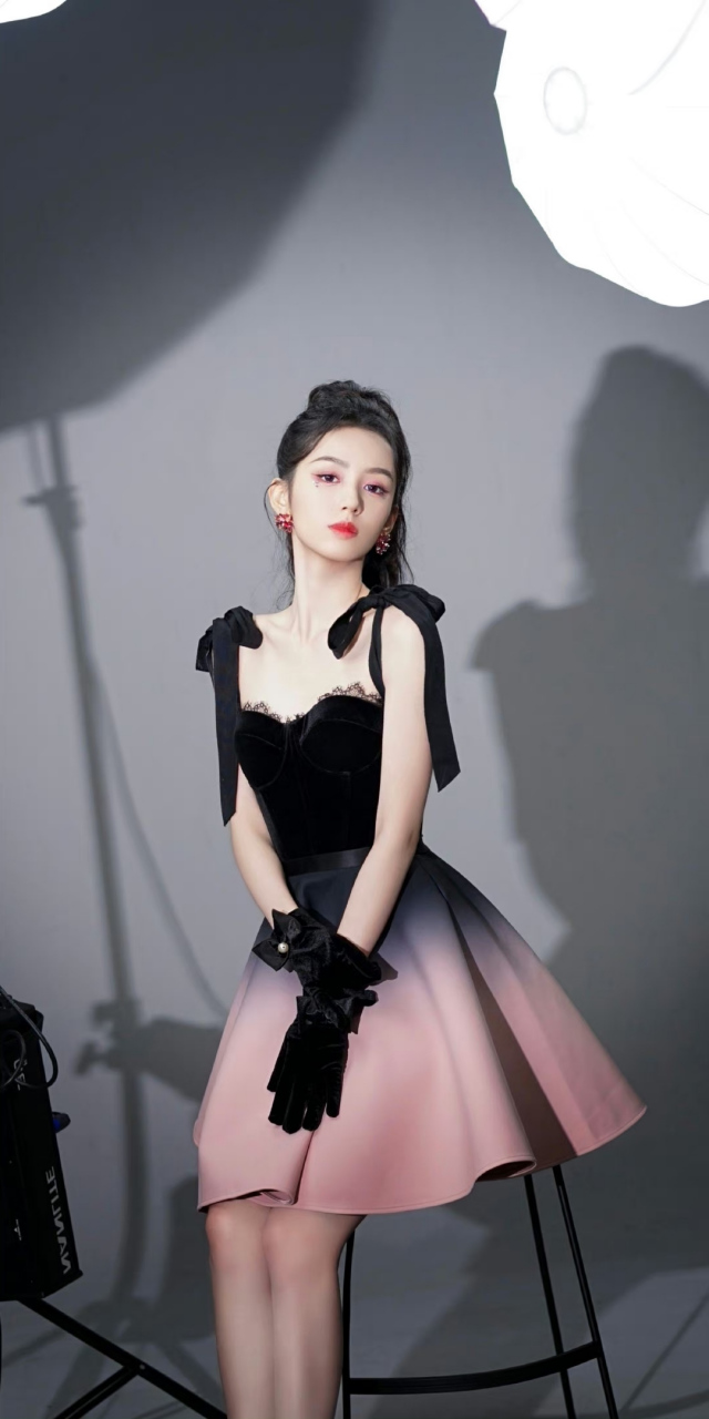 周也# 一袭黑色渐变系带抹胸裙,清甜俏丽,温婉可人