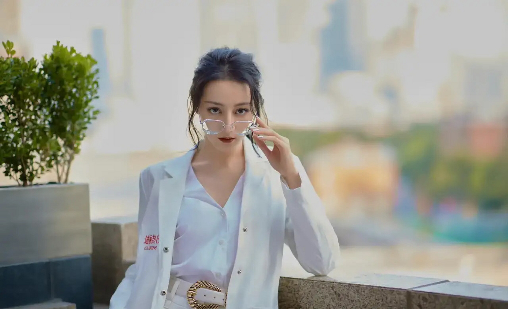 迪丽热巴小眼镜一戴御姐范十足