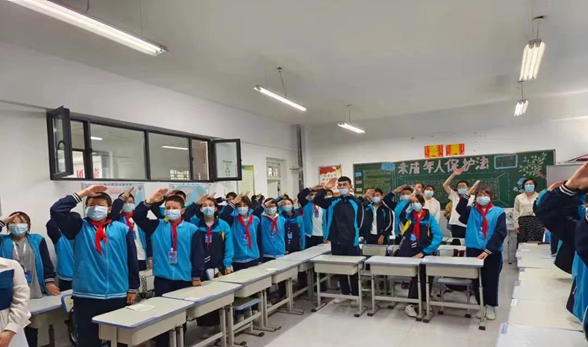 新疆克州二中与戴泽初中共同举行主题云班会
