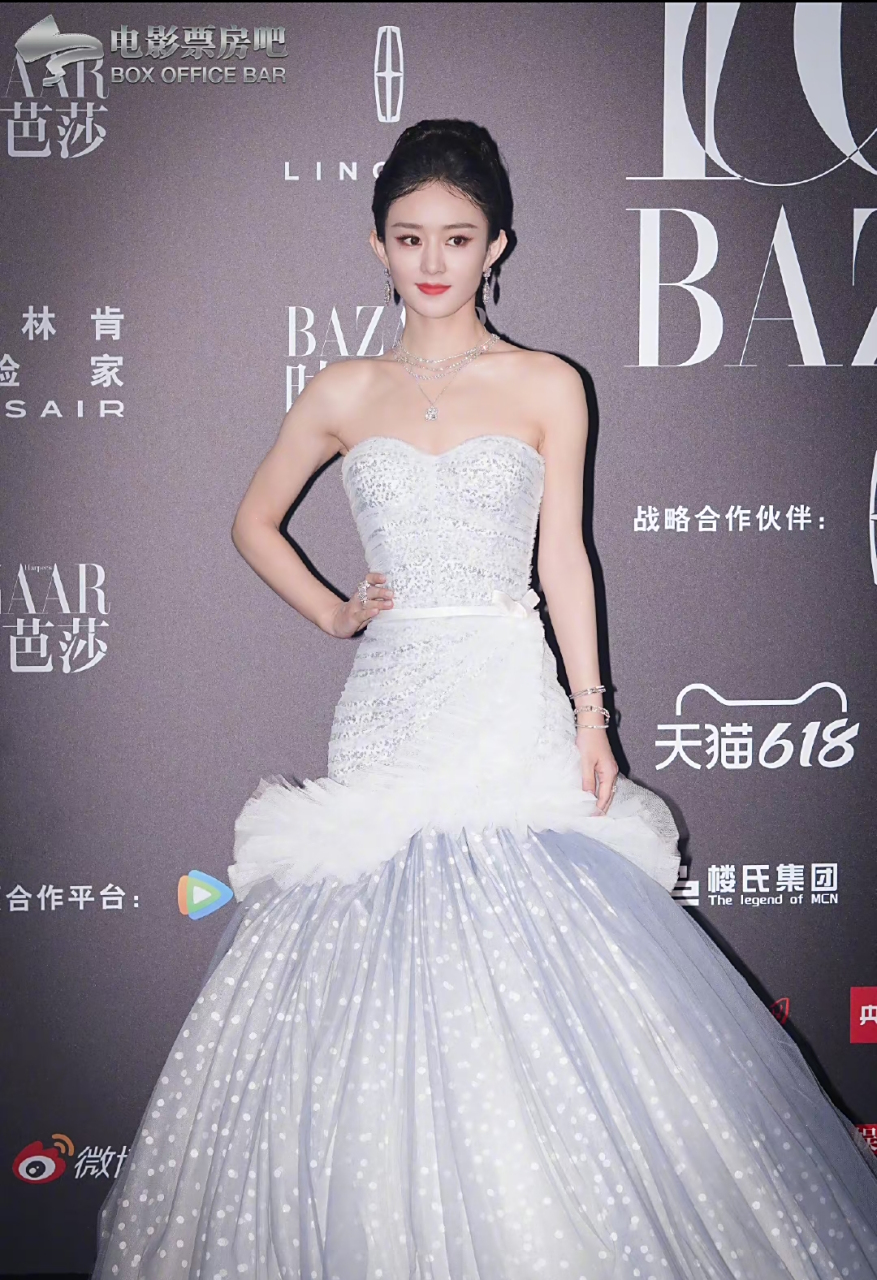 赵丽颖在时尚芭莎红毯上的造型太好看了.  托脸也是很可爱.  #赵丽颖