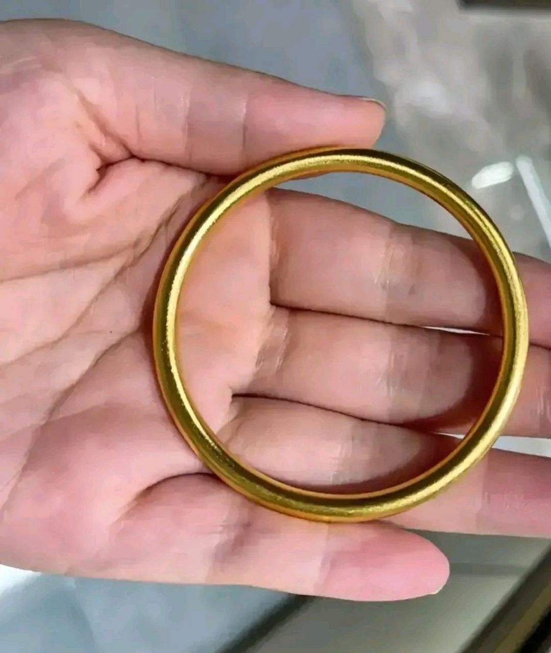 我妈让我陪她去金店买了一个2万多块钱的黄金手镯.