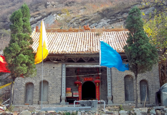 九龙潭,又叫倒拜沟,位于登封市唐庄乡与巩义市宫川交界处的太室山北麓