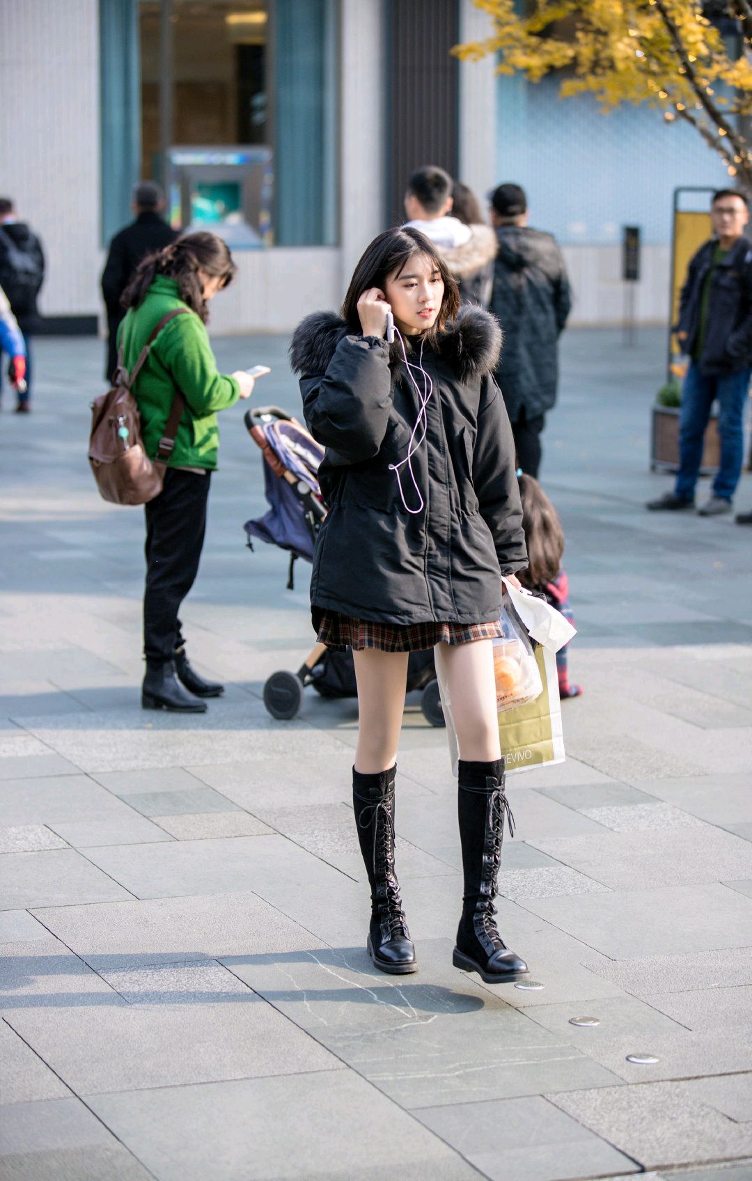 短款棉服 短裙,今年最流行搭配之一!美妞们这样穿还性感了!