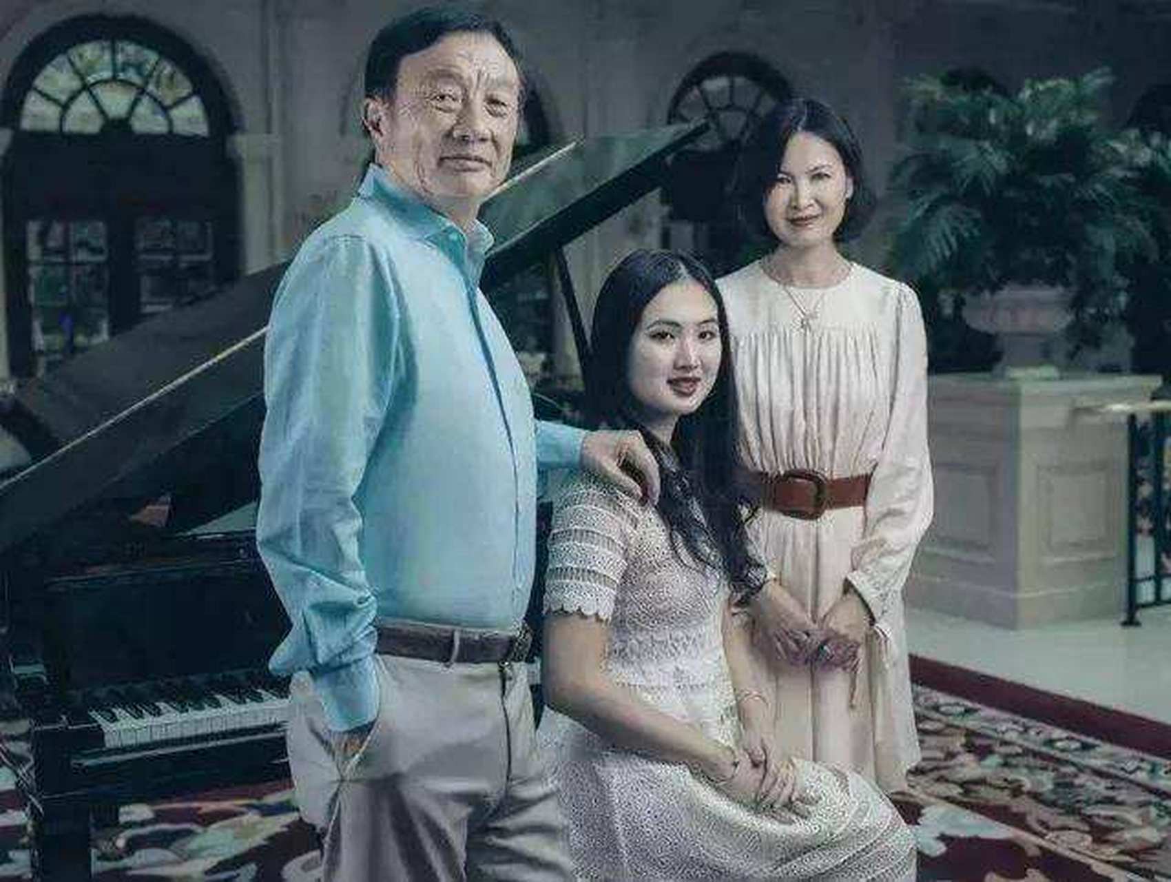 她曾有过两段婚姻,第一段婚姻离婚后,留下了3个孩子,孟晚舟寄勤于