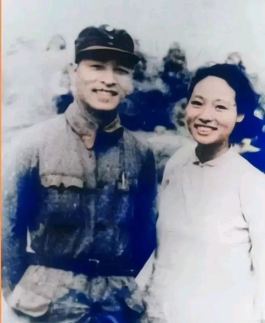 1941年,彭雪枫将军和妻子林颖的照片,镜头中的他们新婚不久,脸上洋溢