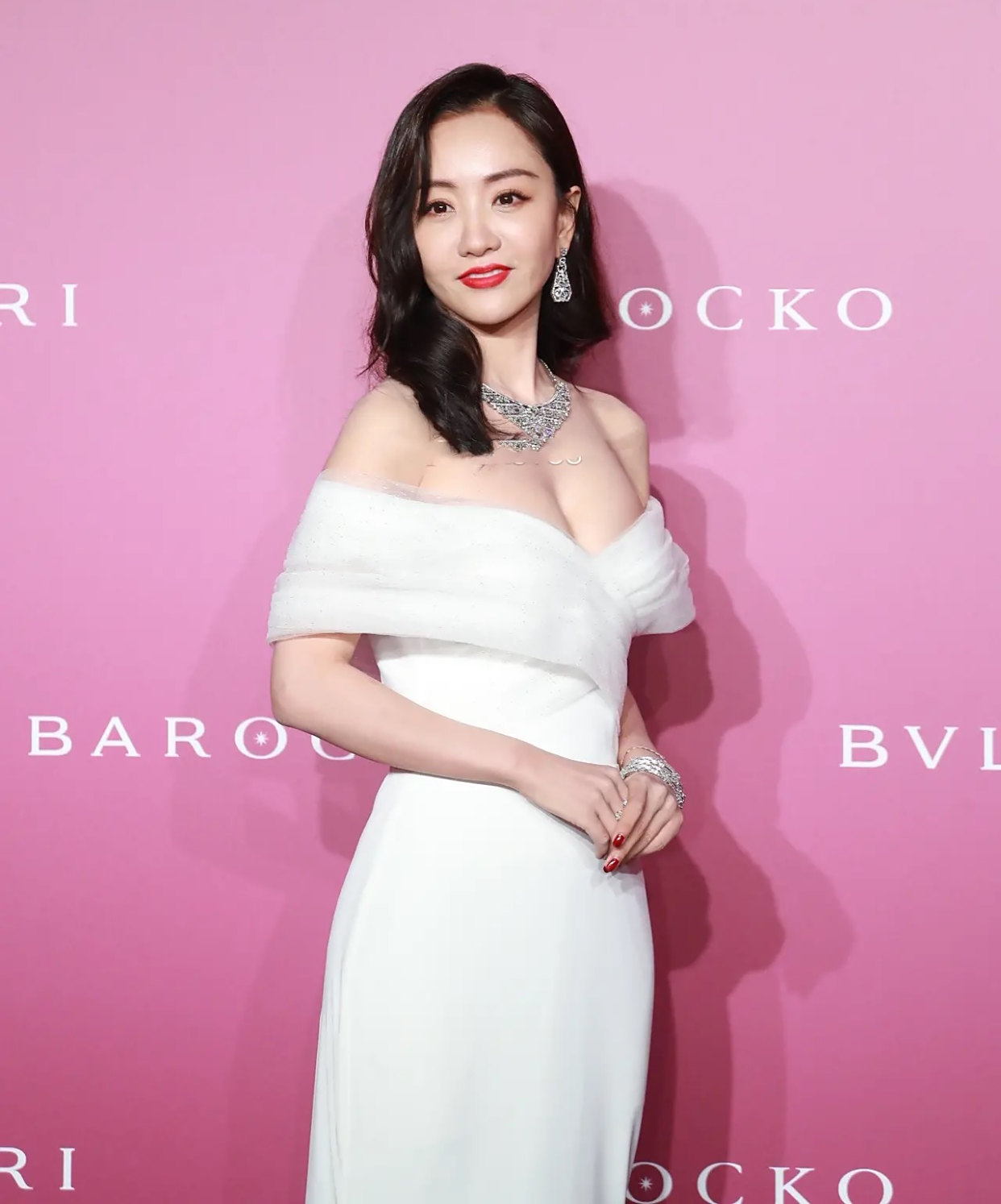 杨蓉真是"小号尤物",一字肩抹胸礼服藏不住傲人曲线