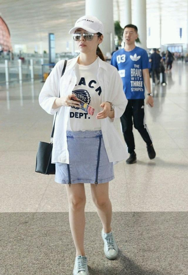 张靓颖的街拍造型太美了,牛仔裙配遮阳帽,这也太时尚了吧!