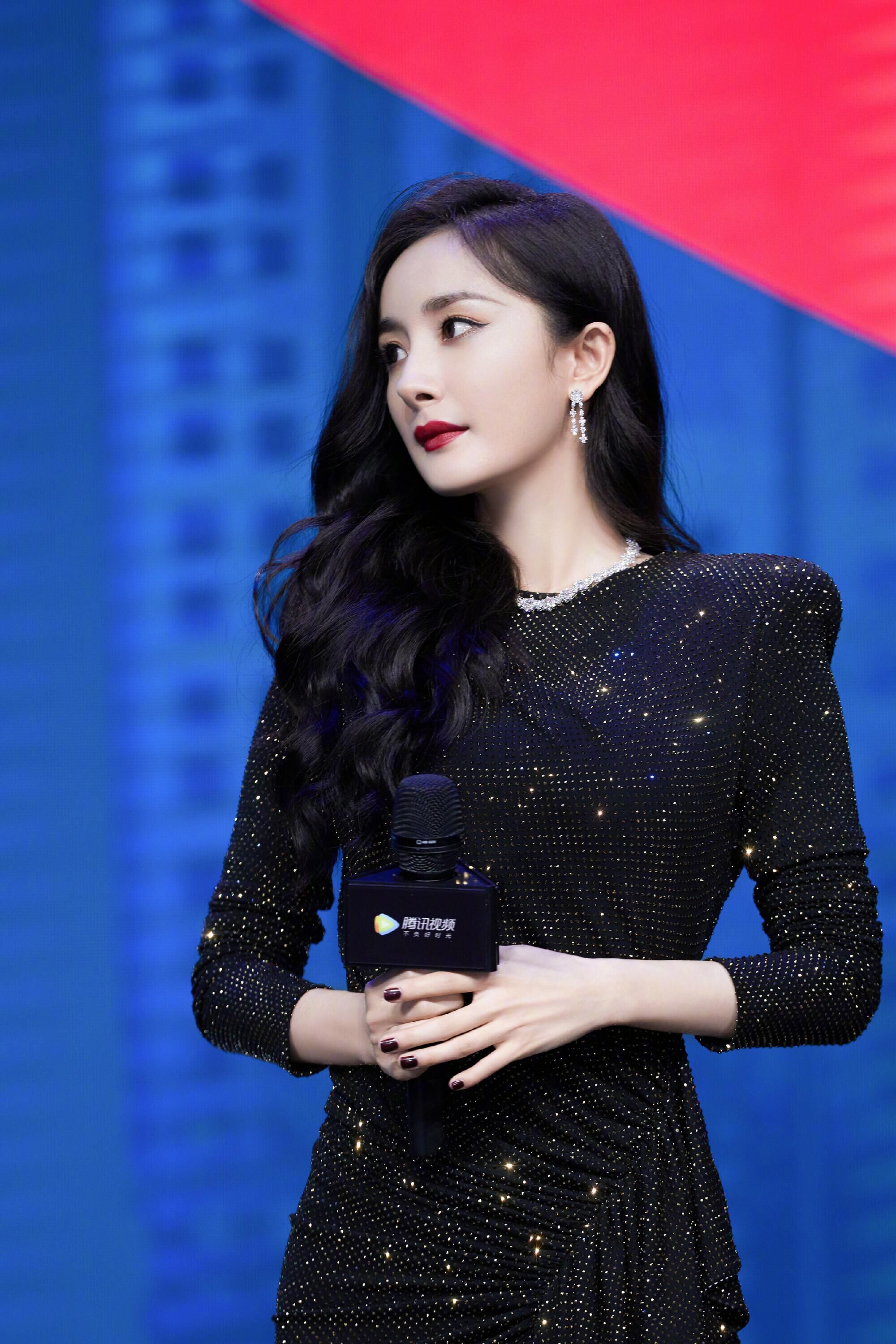 杨幂又美出新高度!穿的裙子又长又开叉,显得腿又细又直