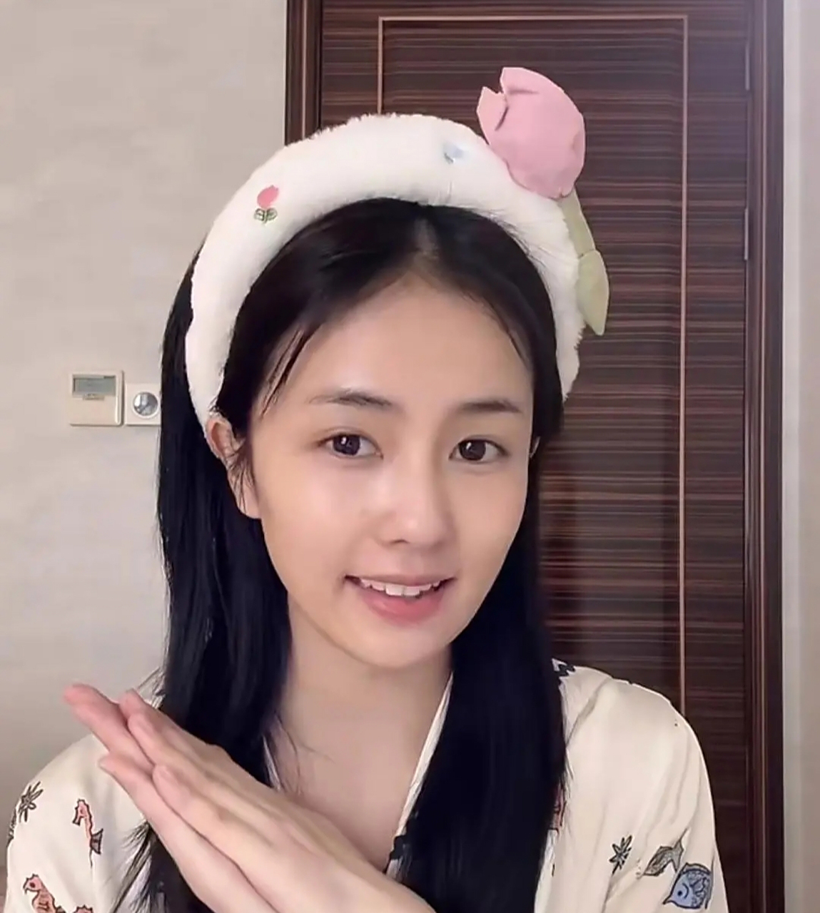 白鹿素颜依然很美,长相清秀,甜美可人!