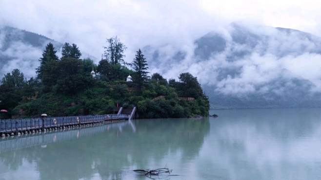 [图]这里云雾缭绕，湖水清澈，各种野生植物盛开，这就是巴松措