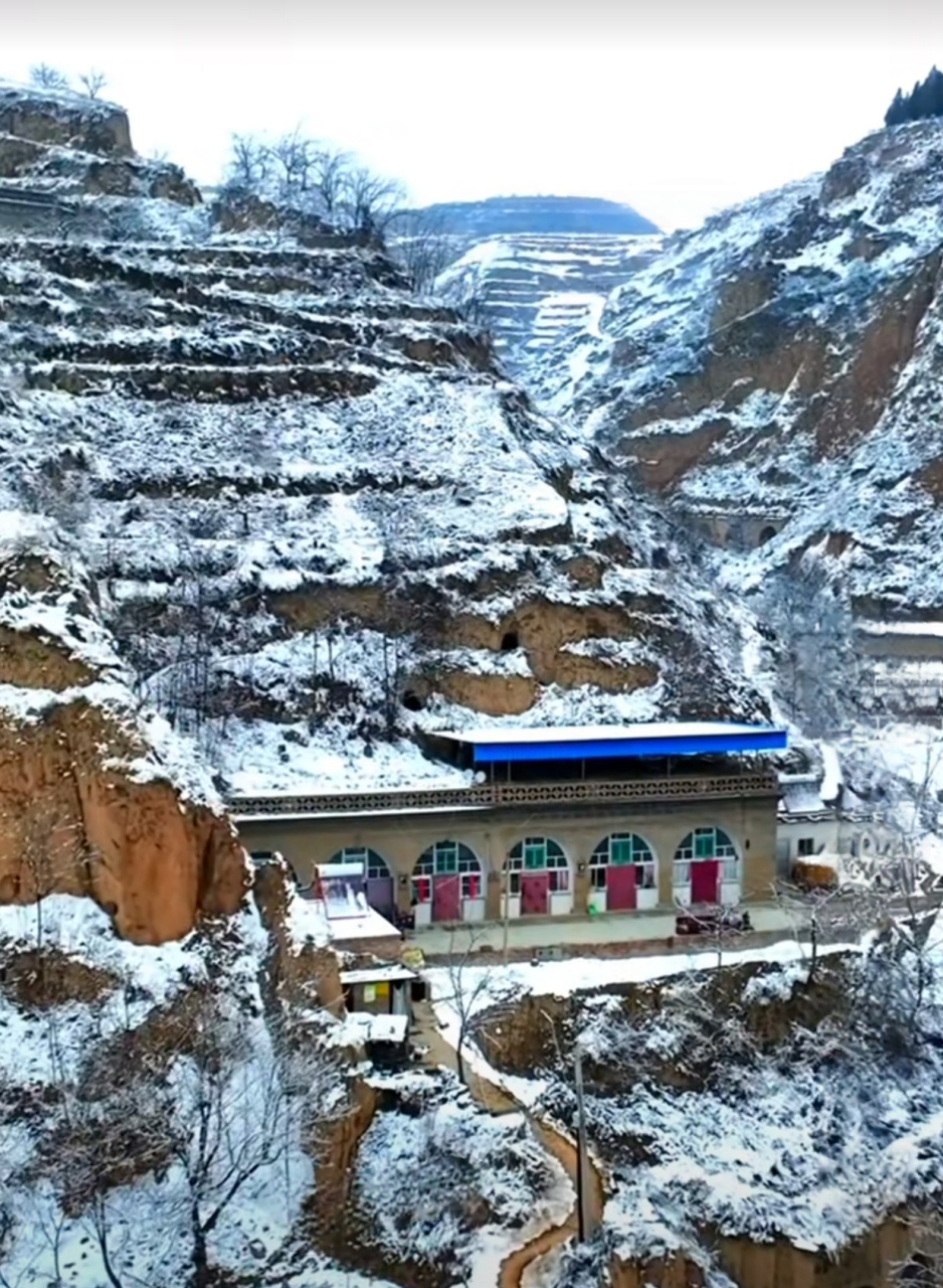 大山里的窑洞人家