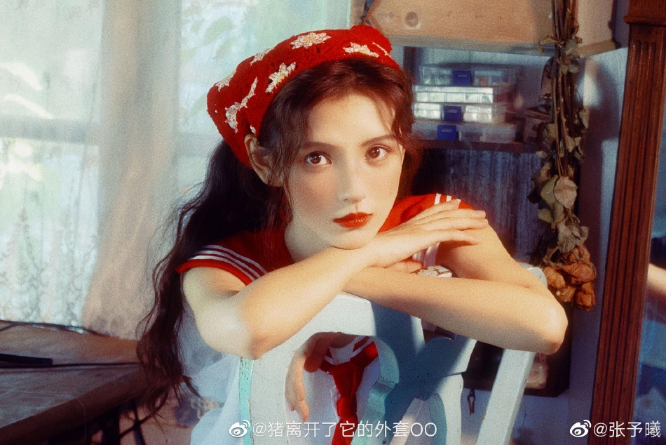 组图：张予曦秋日农场写真大片曝光浓郁雀斑妆变油画美人