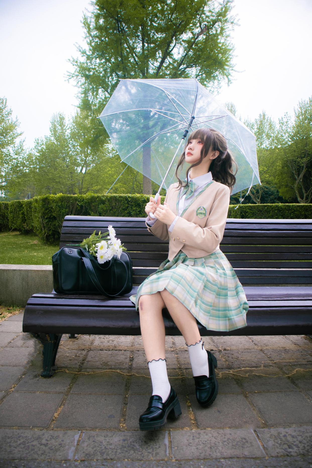 jk制服美少女:太阳伞和美少女更搭哦!