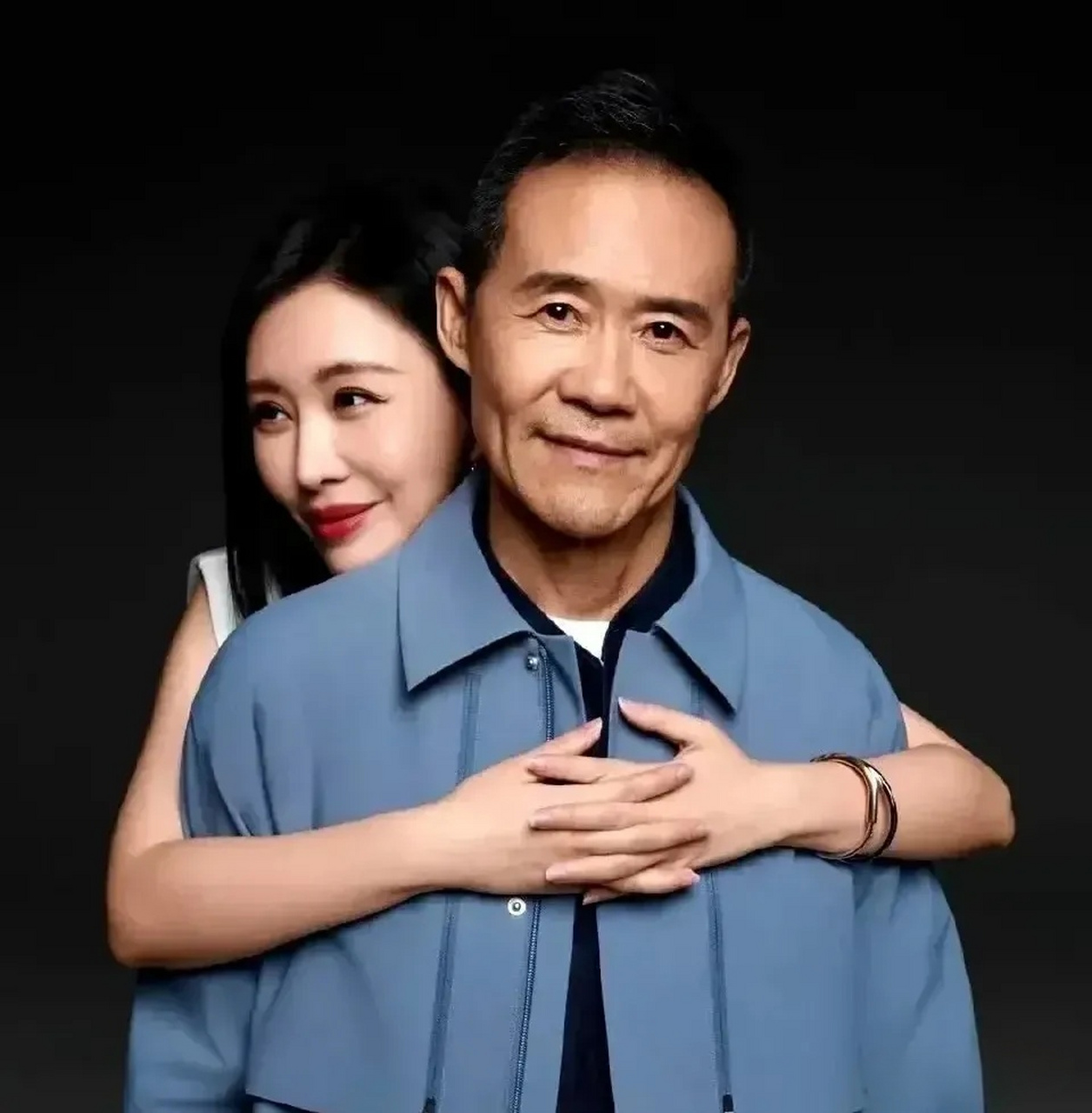 "鸳鸯被里成双夜,一树梨花压海棠"  2012年王江穗离婚,抛弃了陪伴28年