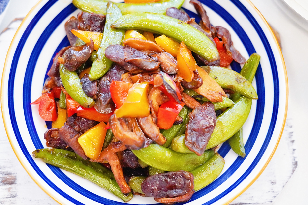 广式牛肉腊肠这样炒味道香甜可口,越嚼越上瘾,这道菜要列入年菜