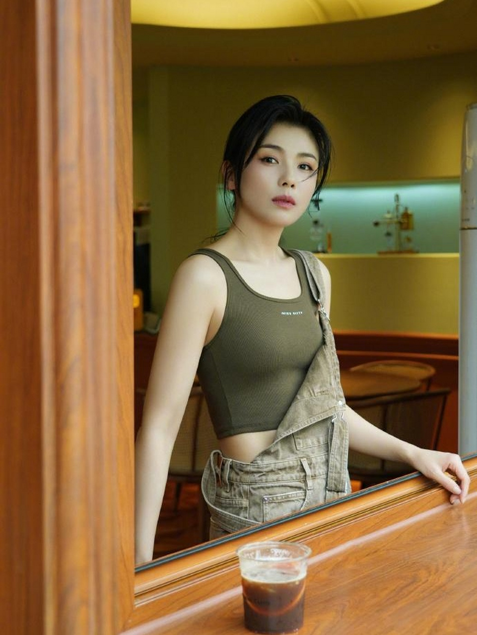 今天是演员刘涛45岁生日98 刘涛大美女发了不同风格的自拍照来为