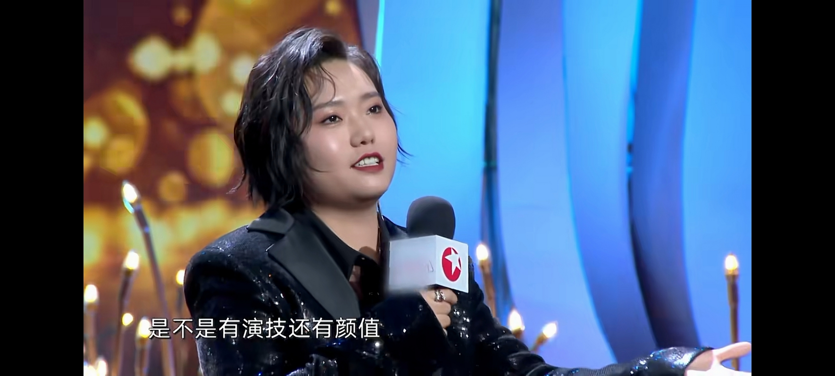 李雪琴出现在电视剧品质盛典上,一段五分钟左右的开场脱口秀表演,效果