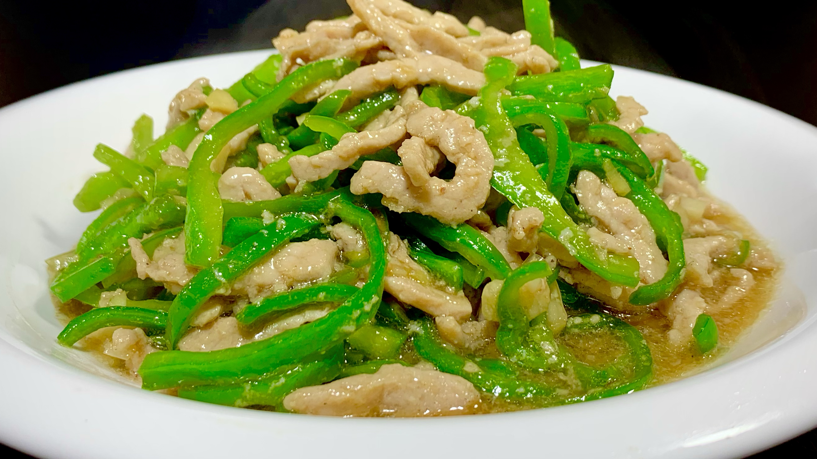 饭店总厨教你炒青椒肉丝的正确做法,鲜嫩入味,味道一流,超好吃
