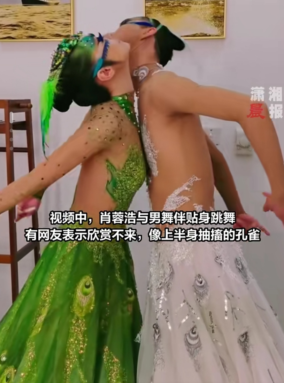 杨丽萍爱徒与男舞伴跳孔雀舞被批不雅:男女贴身没有安全距离.
