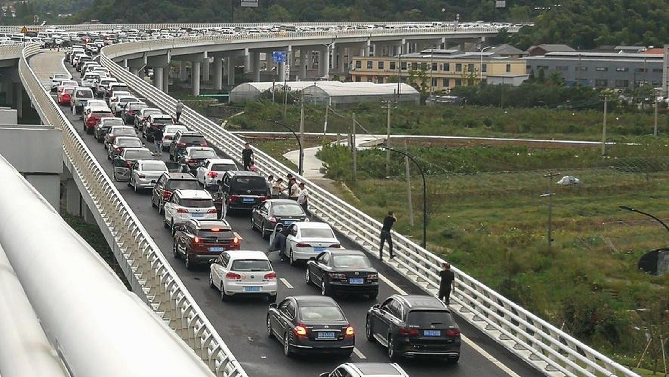 下雨天,路上有点堵车,嘉嘉喊起来:你看,这就像一列火车,前面市车头