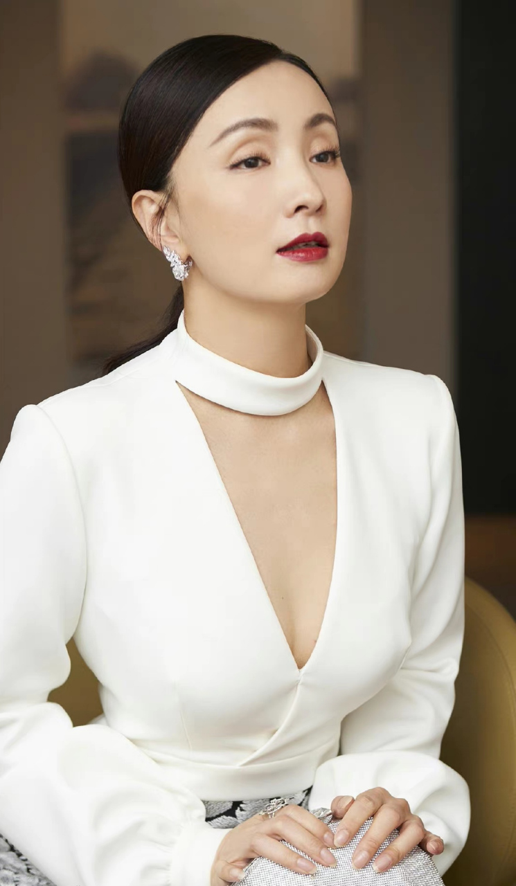 陶虹# 穿白色深v长裙,性感妩媚,风姿绰约,楚楚动人