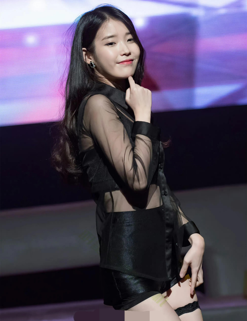 李知恩黑色短裤热舞表演,性感迷人,美腿修长#明星生图大赏