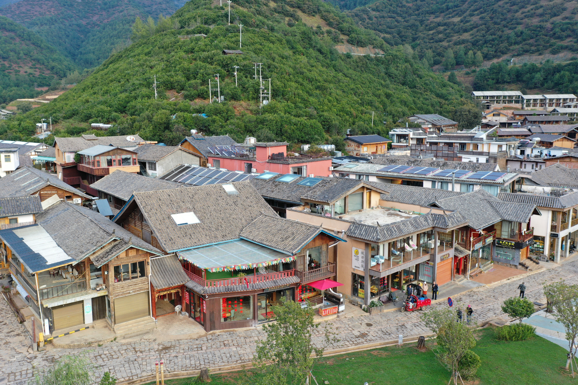 航拍视角下的云南泸沽湖里格村,东西南三面环水,形成了以里格半岛为