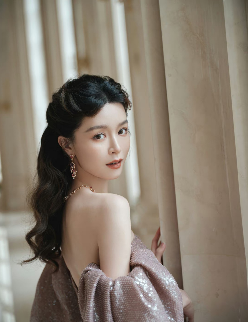 文咏珊# 一袭抹胸高开叉礼裙,肤白貌美的容颜,氤氲迷离,璨若星河