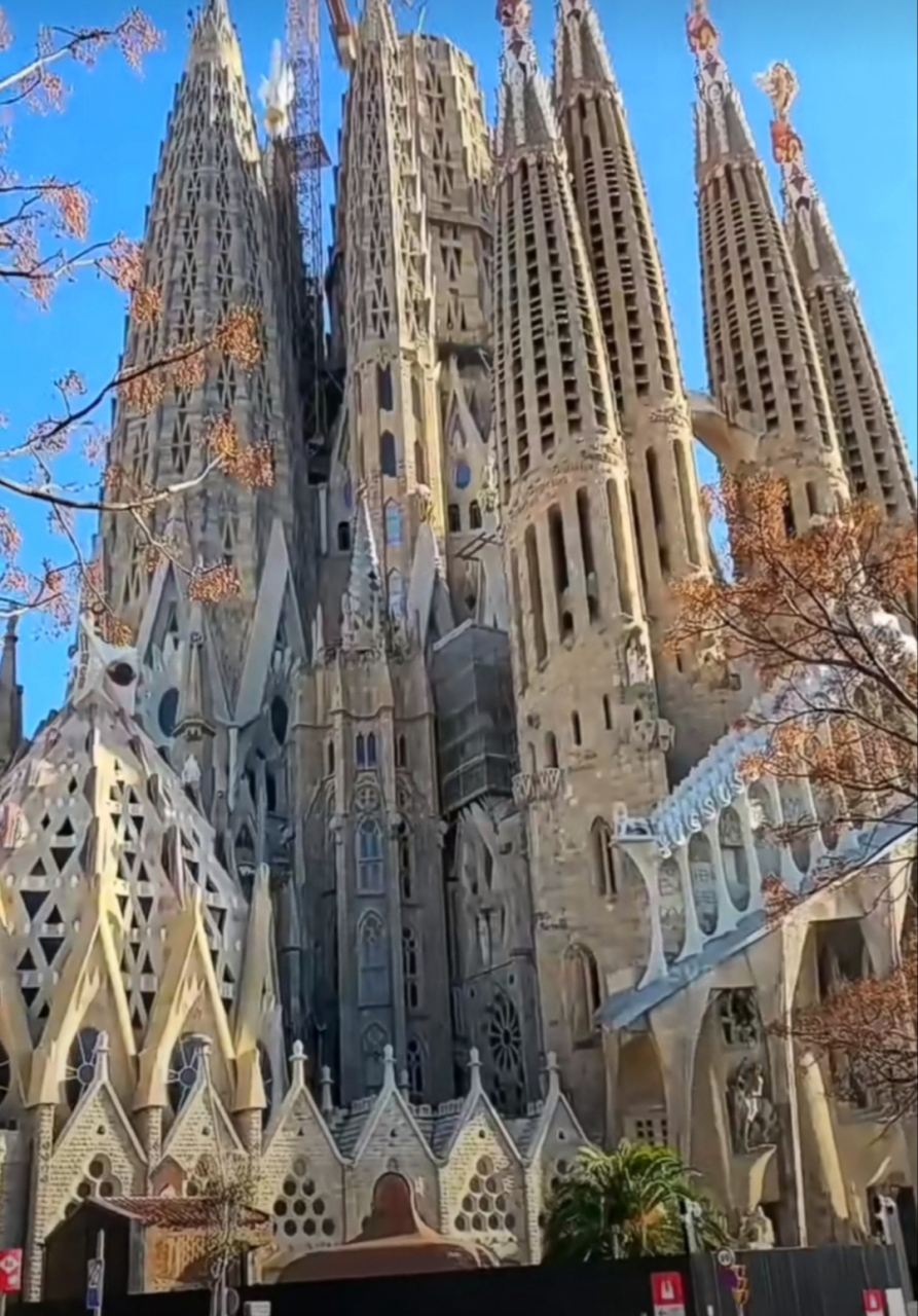 最大的烂尾楼——西班牙圣家族大教堂,是位于巴塞罗那的一座天主教堂