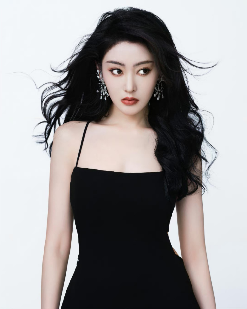 张天爱# 身穿黑色吊带裙,秀丽卷发披肩,明眸皓齿,烈焰红唇,香肩玉背