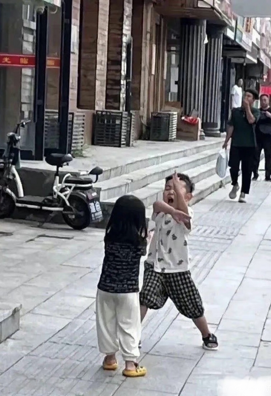 奥特曼起式何其花哨,但终究斗不过以柔克刚的移花接玉掌,惨败收场