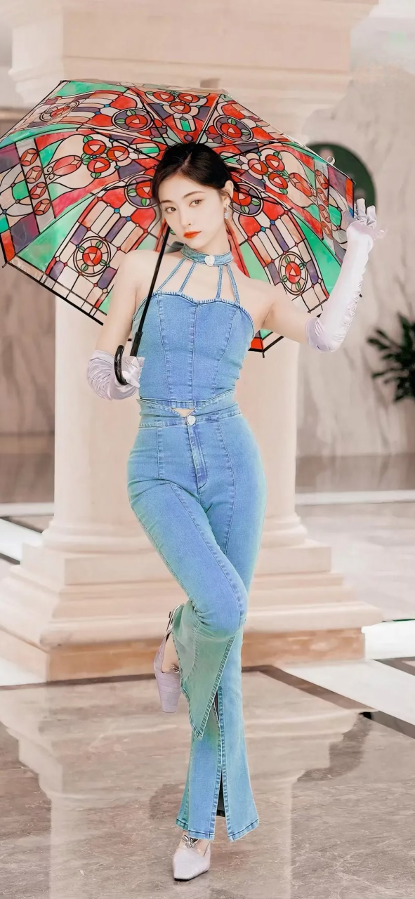 周也的牛仔裤穿的很别致