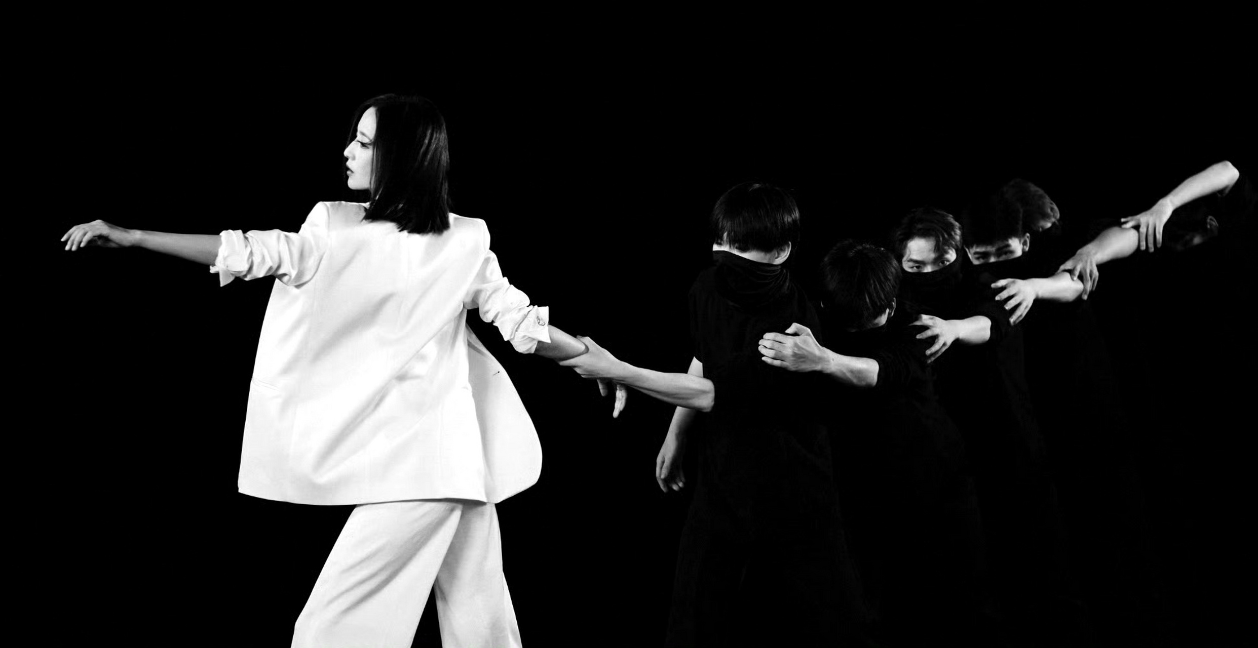 40岁的佟丽娅舞蹈演绎女性枷锁,佟丽娅身着白色西装,深刻演绎出一个在