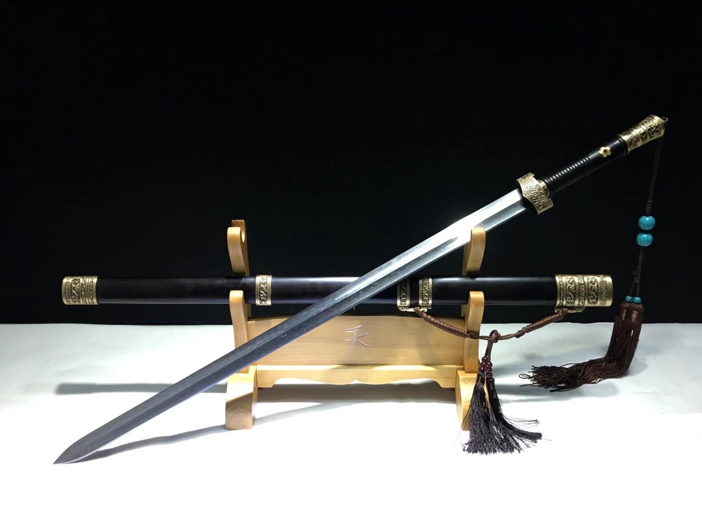 瓦面花纹卧龙剑