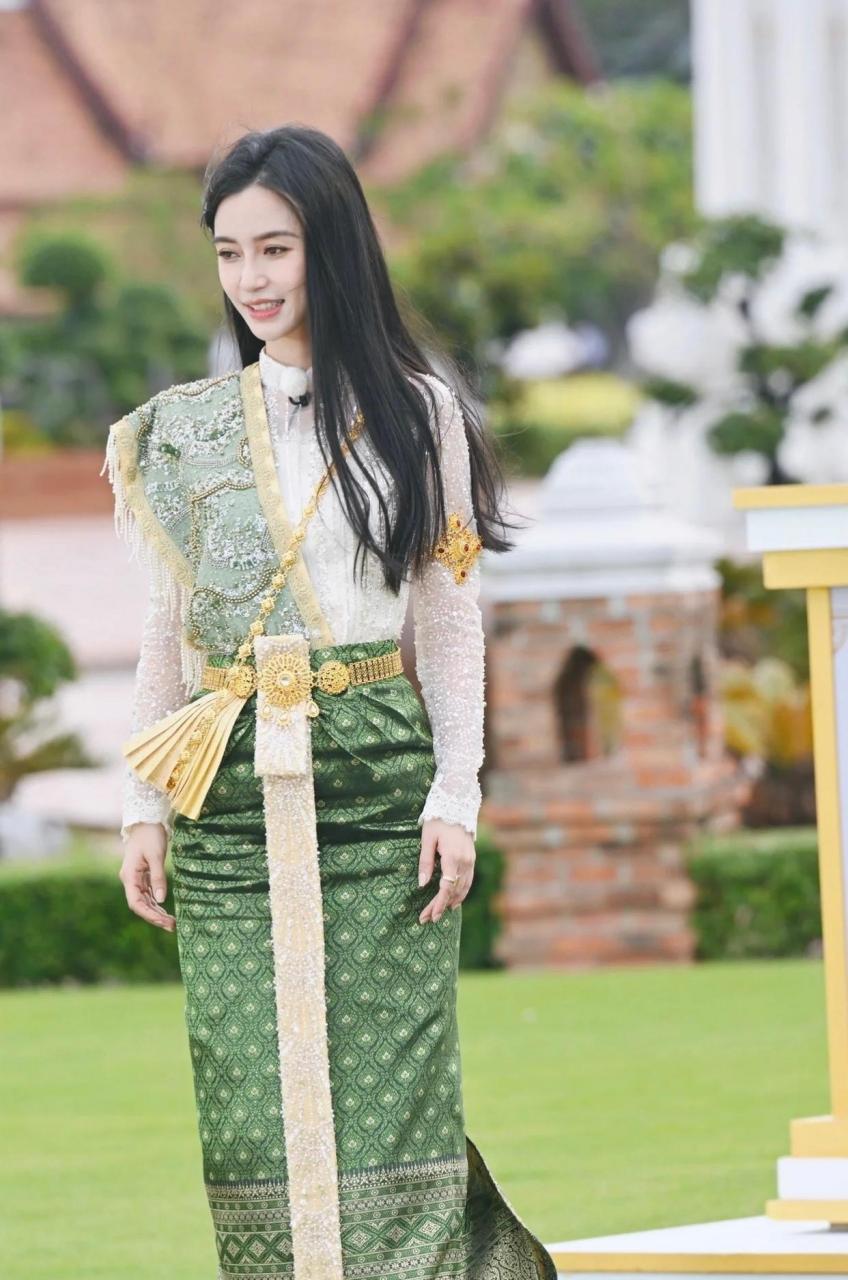 图片中的女性是angelababy,她身穿一件傣族泰国钉珠披纱女单肩套装