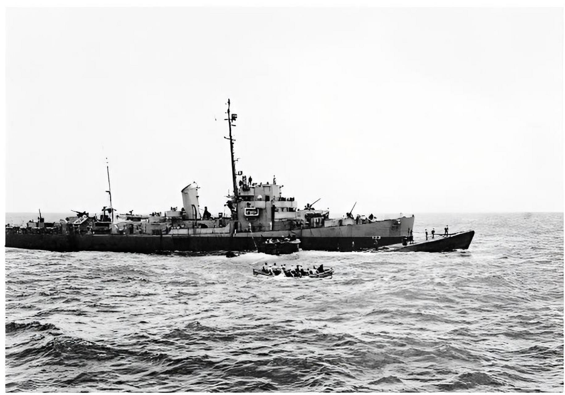 一艘德军u-505潜艇停靠在美国军舰"皮尔斯伯里"号旁边.