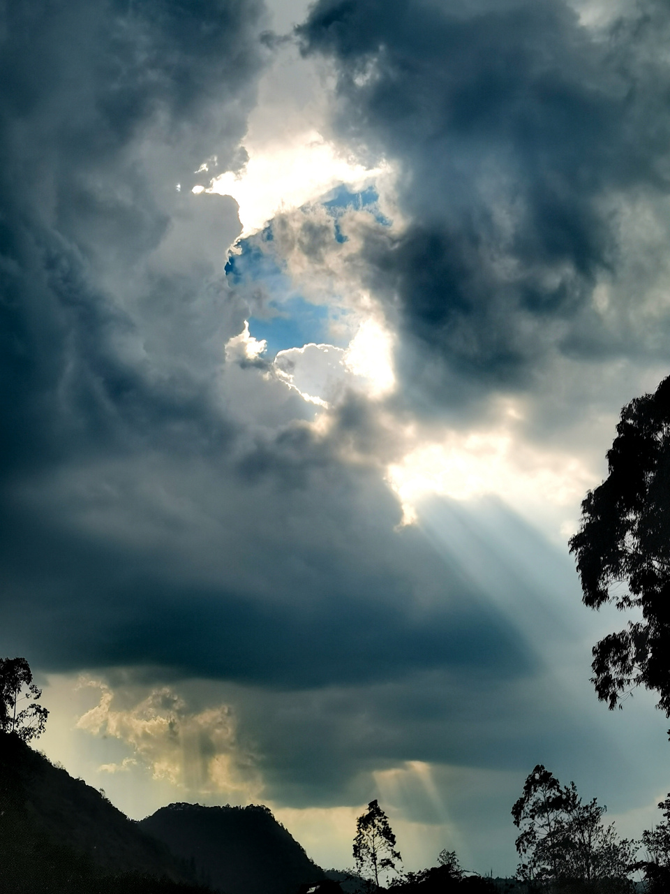 从垂直入射光方向可以观察到胶体里出现的一条光亮的"通路",丁达尔