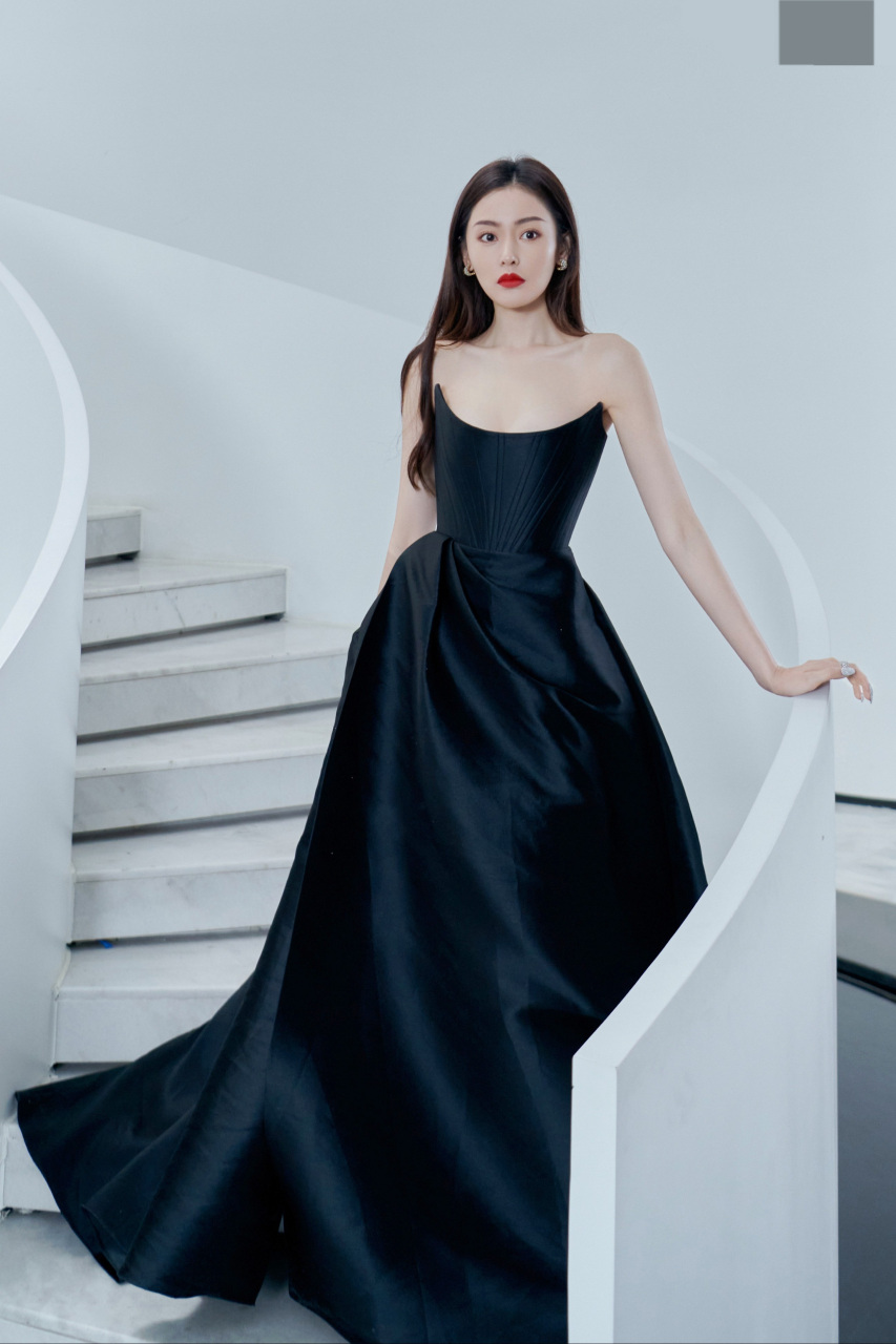 张天爱黑色抹胸长裙性感迷人#明星生图大赏