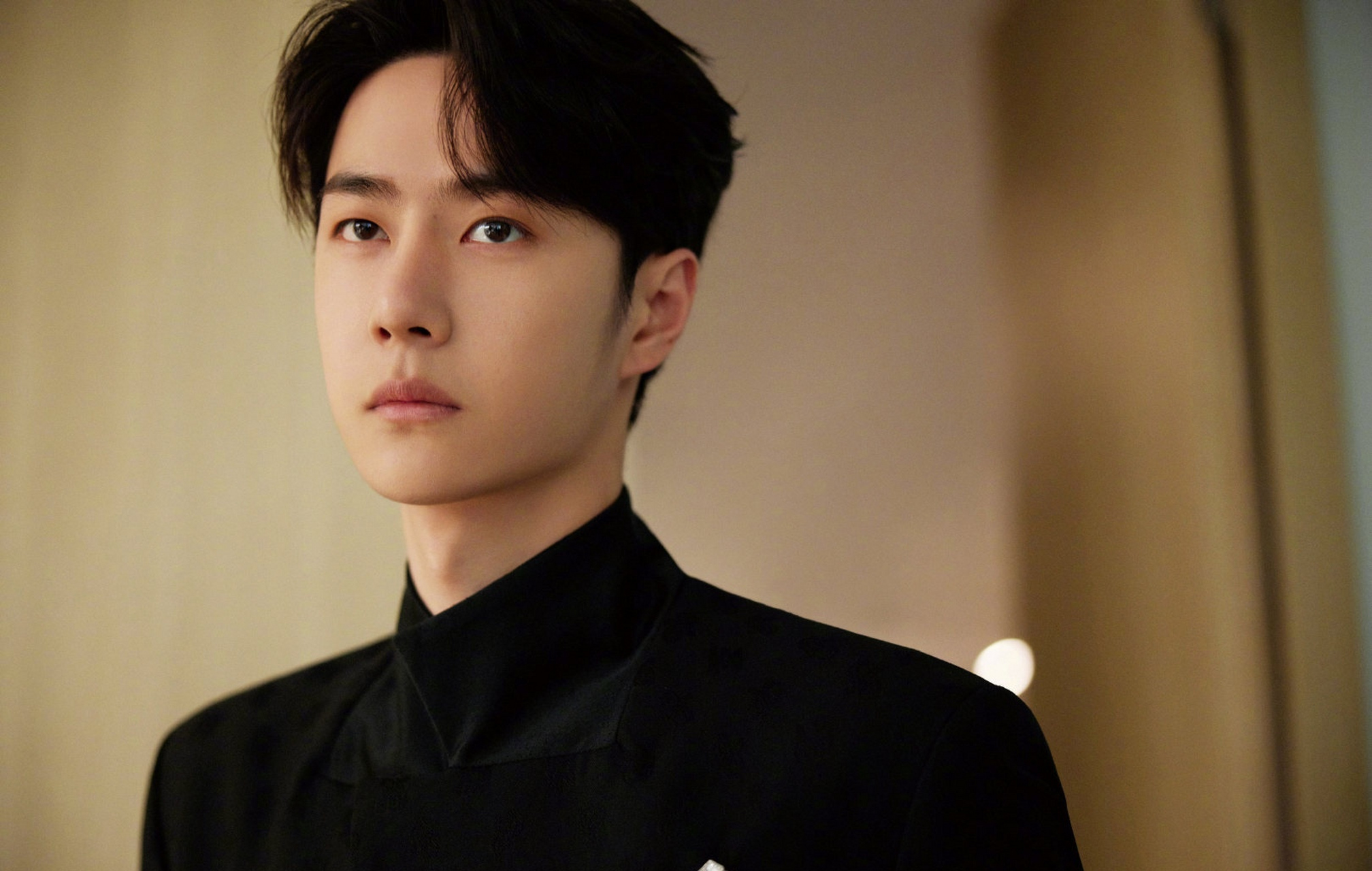 王一博及家人朋友被私生骚扰# 刚刚,王一博方乐华娱乐在微博上肺哪