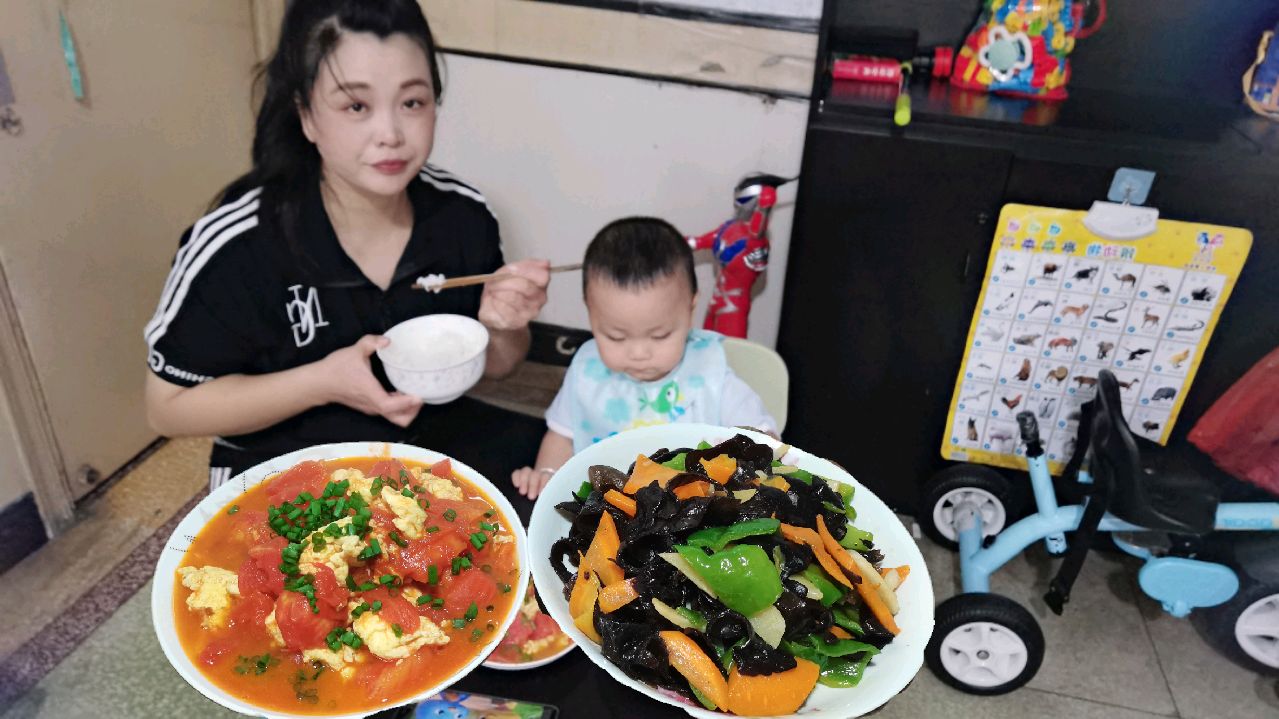 简单家常饭:木耳青椒胡萝卜,鸡蛋炒番茄,色香味具体全,吃美了