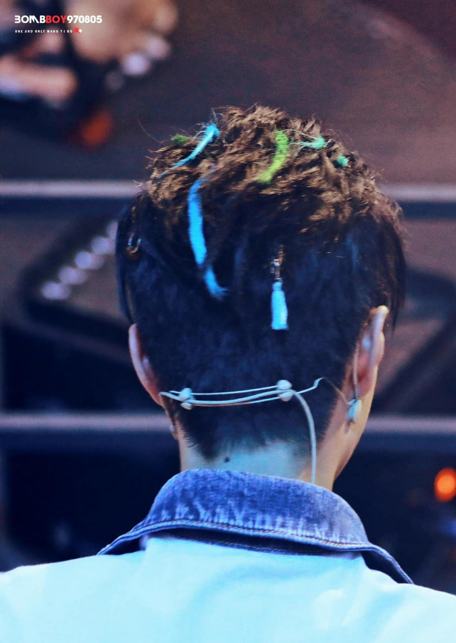 王一博颈后的痣像极了alpha的腺体,a气十足哈哈哈