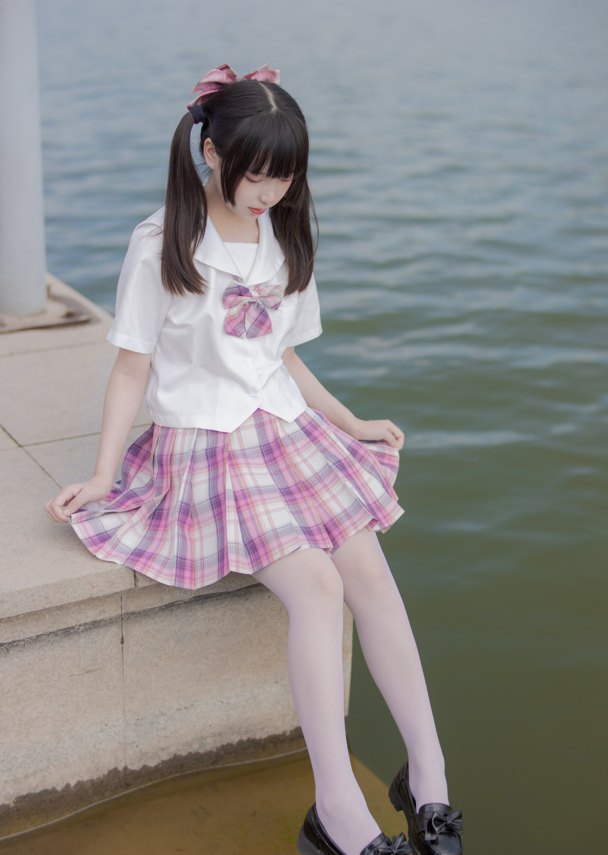 jk制服配肉丝裤袜的双马尾少女,想化作海边的风,亲吻她的脸颊