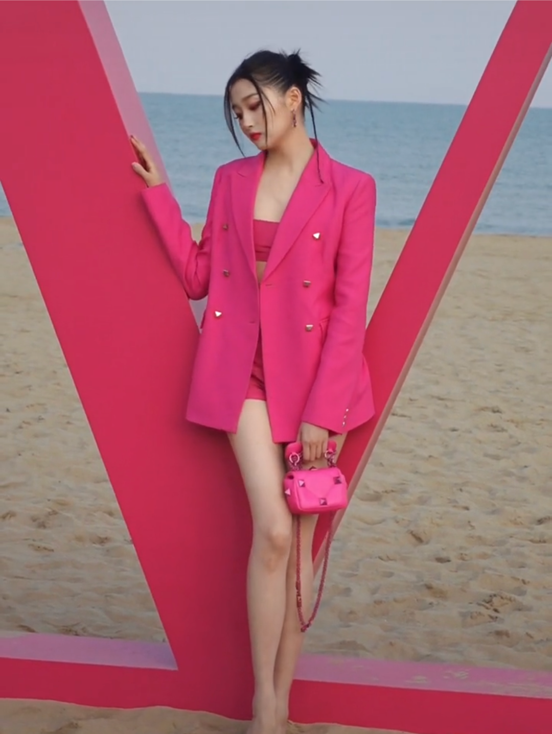 关晓彤穿粉色衣服海边快乐度假,大长腿十分吸引人