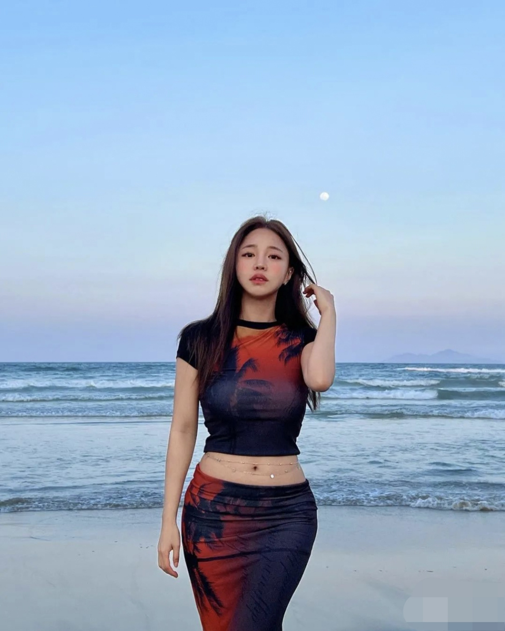 小姐姐腰部曲线完美,凸显腰臀比