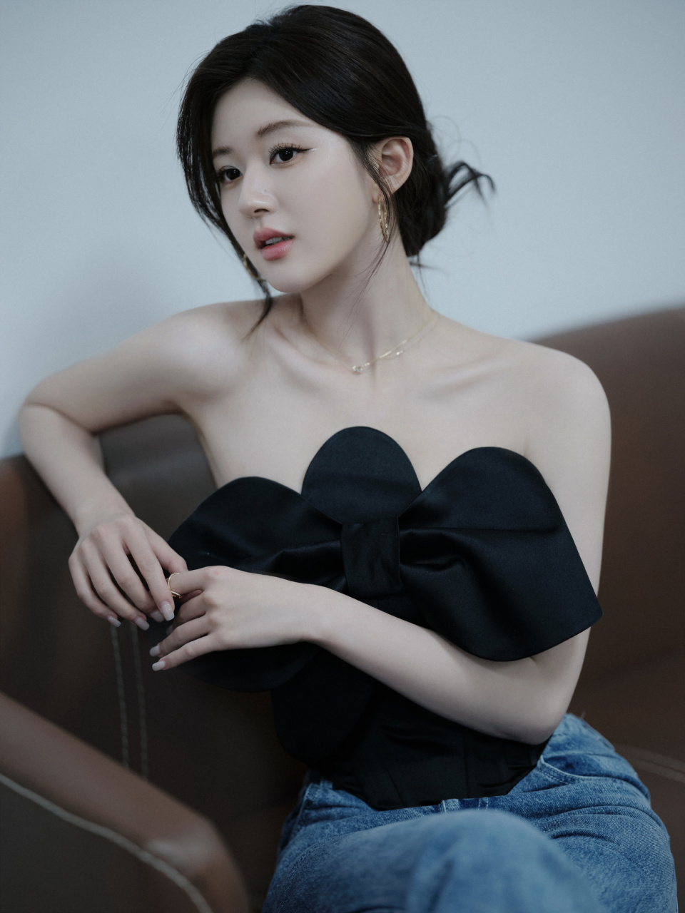 赵露思黑色抹胸裙,魅力四射