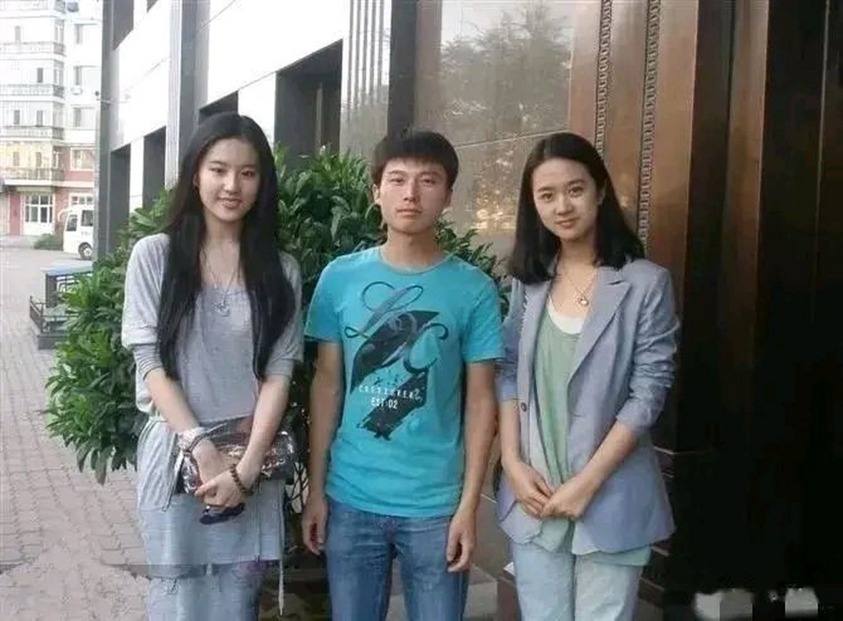这是大学时期的刘亦菲,和她合照的这位男同学怕是怎么也想不到,那个